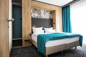 Ropa de cama de alta calidad y caja de seguridad en la habitación 