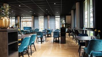 Tägliches Frühstücksbuffet (16 EUR pro Person)