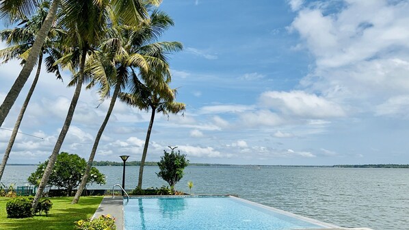 Outdoor pool - BLUSALZ MANOR Waters Edge Kochi (Kanayannur)