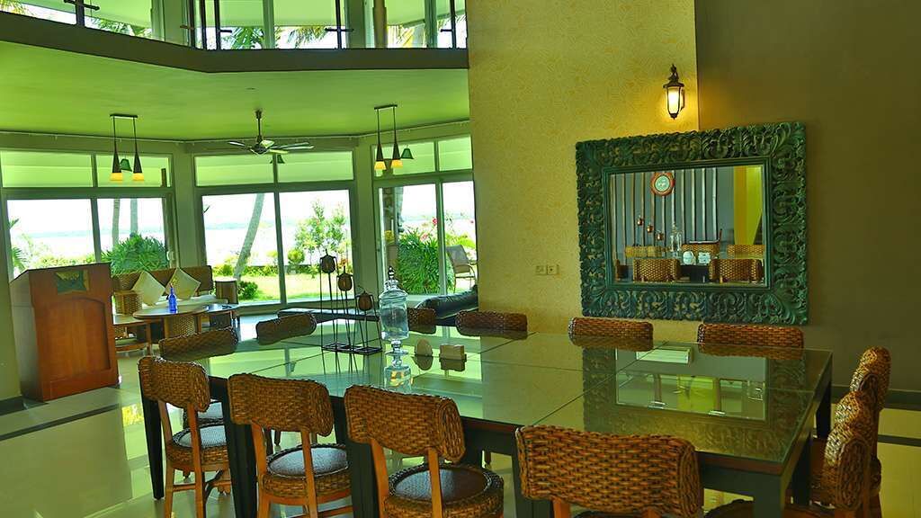Villa (Blusalz Manor Waters Edge) | Living area | 32-inch flat-screen TV with satellite channels, TV, books