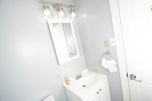 Shower, jetted bath, towels, toilet paper