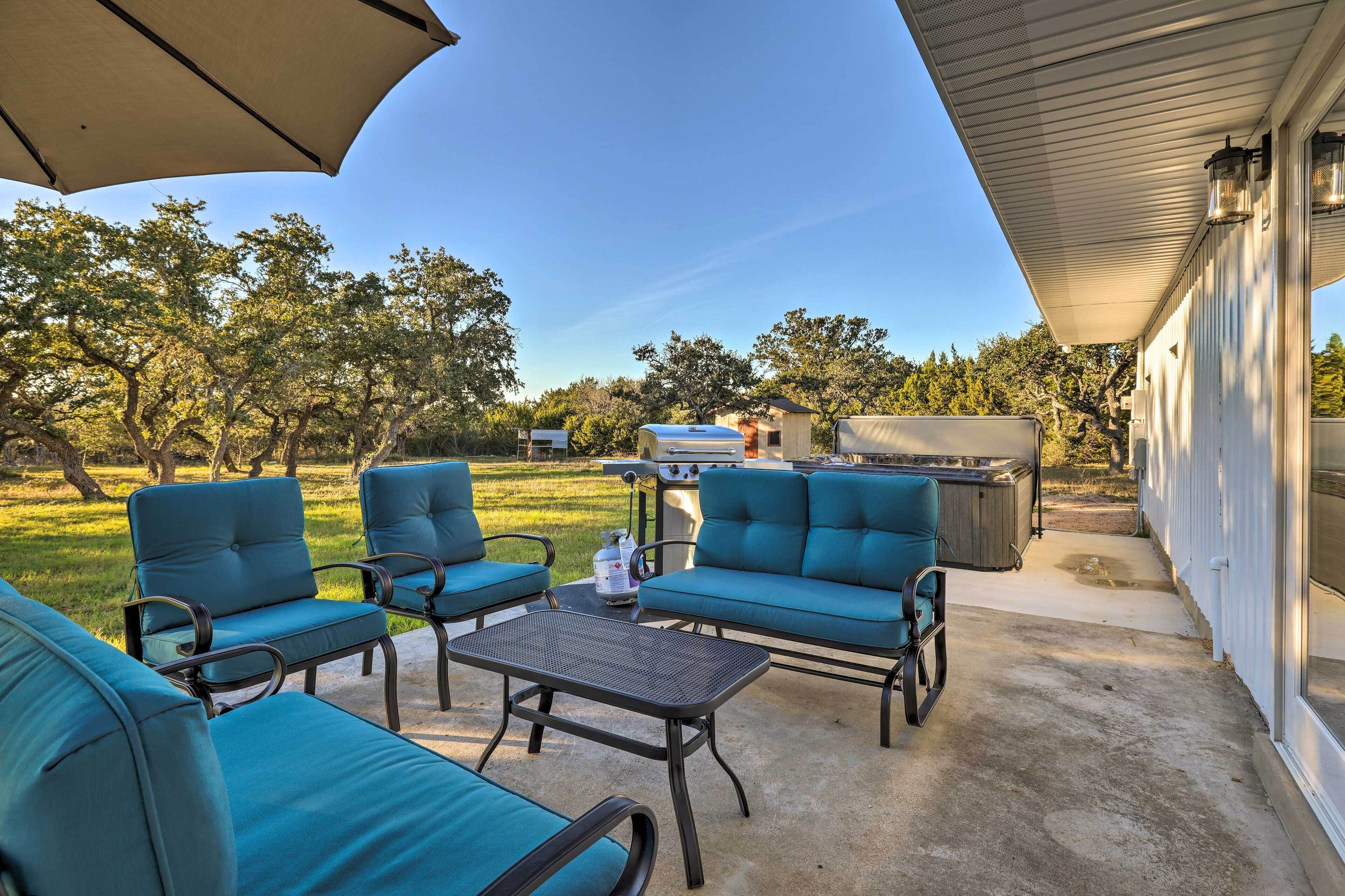 Quiet Haven w/ Hot Tub, 4 Mi to Canyon Lake!
