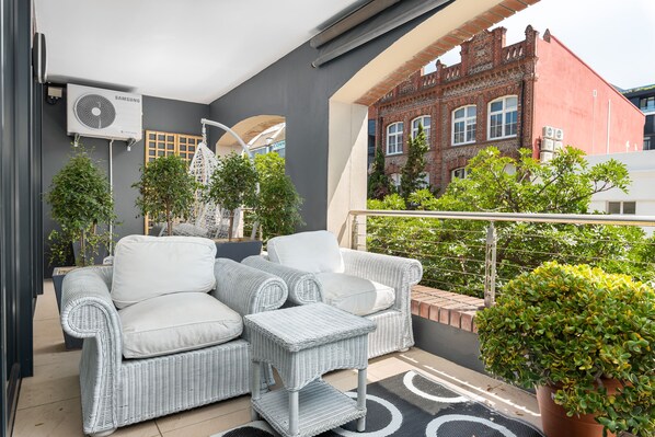 Classic Apartment | Balcony