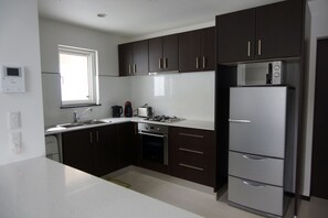 ハウス | 専用キッチン | 大型冷蔵庫、電子レンジ、食器洗い機、トースター