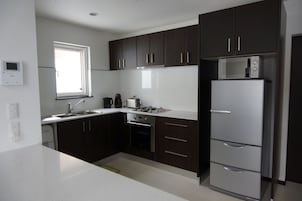 Refrigerador con freezer, microondas, lavavajillas, tostadora