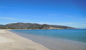 Una playa cerca