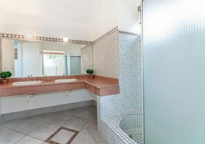 Combined shower/tub, towels, toilet paper