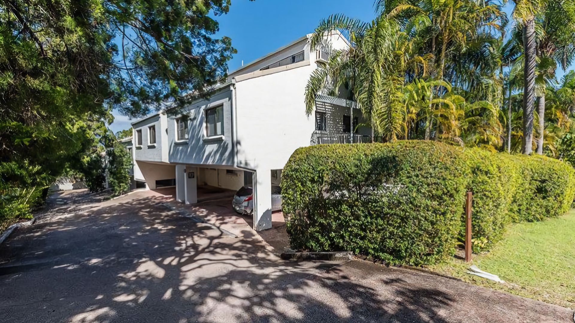 Stylishly furnished with panoramic views at Noosa holiday apartment — image 14