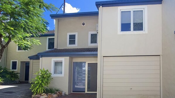 Exterior - Little Cove Townhouse 9 - Adjacent to Noosa National Park as well as Hasting Street (Noosa Heads)