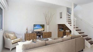 TV, DVD player - Little Cove Townhouse 9 - Adjacent to Noosa National Park as well as Hasting Street (Noosa Heads)
