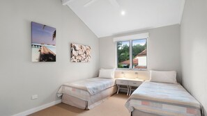 2 bedrooms, WiFi, bed sheets - Little Cove Townhouse 9 - Adjacent to Noosa National Park as well as Hasting Street (Noosa Heads)