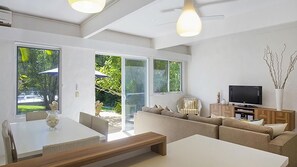 TV, DVD player - Little Cove Townhouse 9 - Adjacent to Noosa National Park as well as Hasting Street (Noosa Heads)