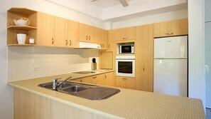 Ovn, kokeplater, oppvaskmaskin og fryser