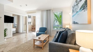 Una sala de estar moderna con un sofá, una mesa de centro y un televisor.