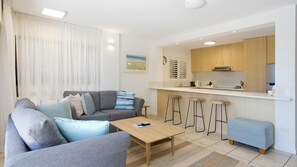 TV, DVD player - Sundown Lodge 1 -  Near Hastings St & the beach (Noosa Heads)