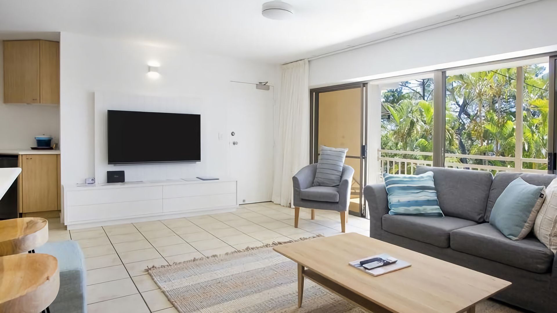Sundown Lodge 1 -  Near Hastings St & the beach — image 10
