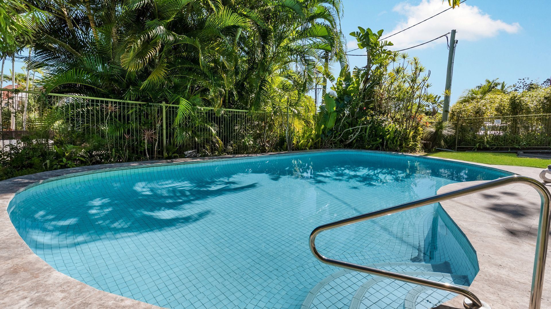 Sundown Lodge 1 -  Near Hastings St & the beach — image 3