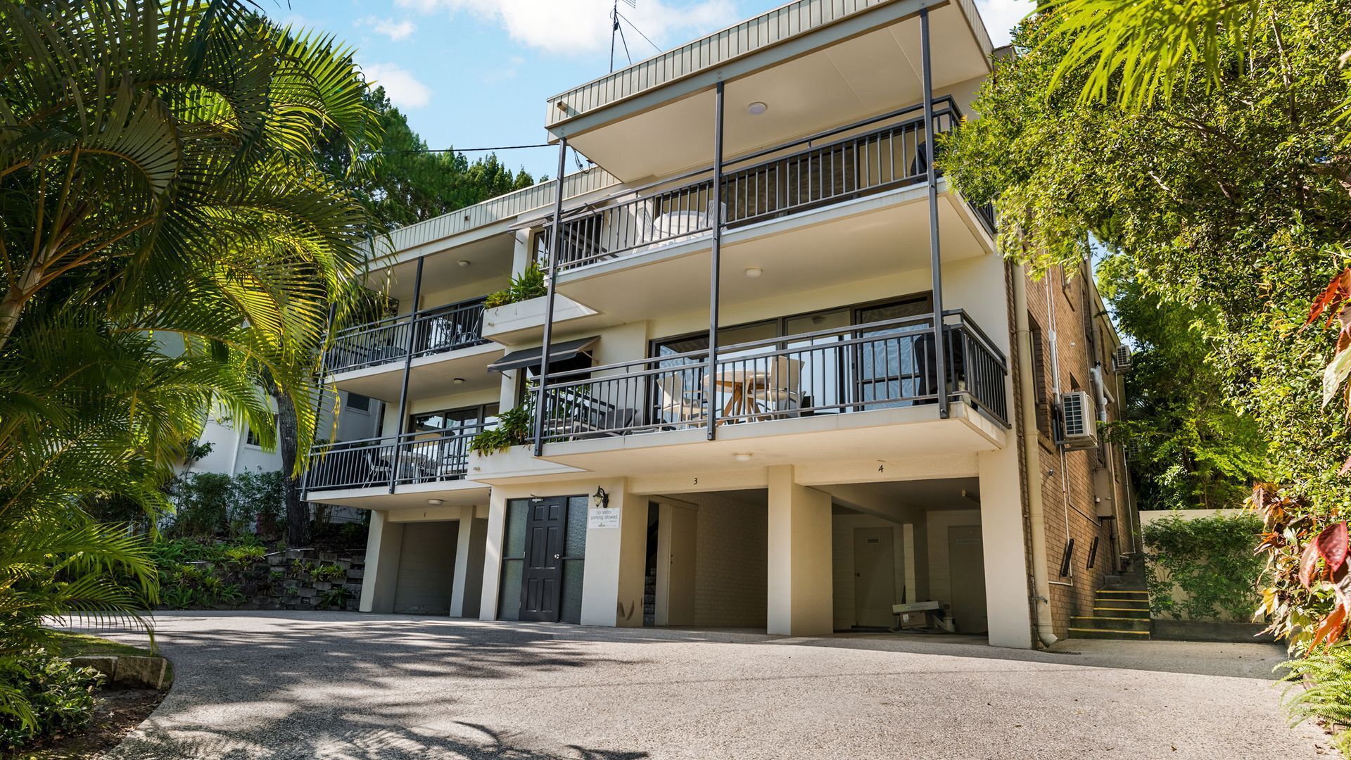 Sundown Lodge 1 -  Near Hastings St & the beach — image 15