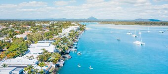 Noosa River Gardens 8 - Waterfront apartment with extensive views to Noosa Haeds