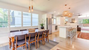 Dining - Sunshine Beach House - 5 minute walk to the Beach (Sunshine Beach)