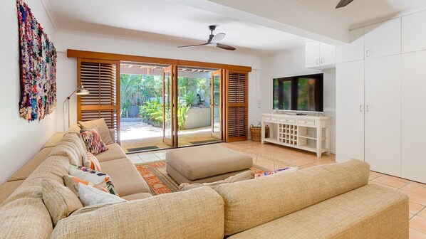 TV - Sunshine Beach House - 5 minute walk to the Beach (Sunshine Beach)