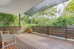 A wooden deck with a bench and a potted plant. - Sunshine Beach House - Beautiful parts of nature (Sunshine Beach)