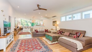 TV - Sunshine Beach House - 5 minute walk to the Beach (Sunshine Beach)