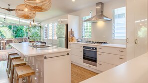 Fridge, microwave, oven, stovetop - Sunshine Beach House - 5 minute walk to the Beach (Sunshine Beach)