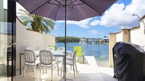 Outdoor dining - Stunning two level waterfront townhouse (Noosa Heads)