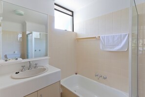 Baignoire, séchoir à cheveux, serviettes fournies