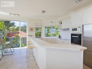 Oven, dishwasher, cookware/dishes/utensils