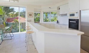 Oven, dishwasher, cookware/dishes/utensils