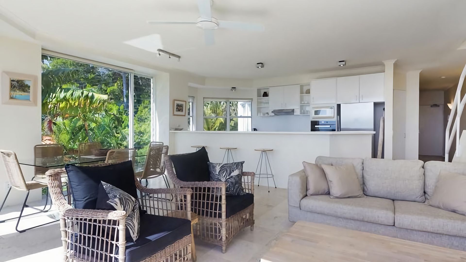 Spectacular views over Laguna Bay & Noosa National Park — image 5