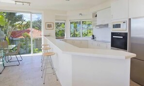 Oven, dishwasher, cookware/dishes/utensils