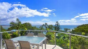 Outdoor dining - Spectacular views over Laguna Bay & Noosa National Park (Noosa Heads)