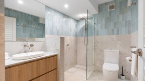 Shower, towels - Kalimna 2 - Stunning views of Laguna Bay (Noosa Heads)