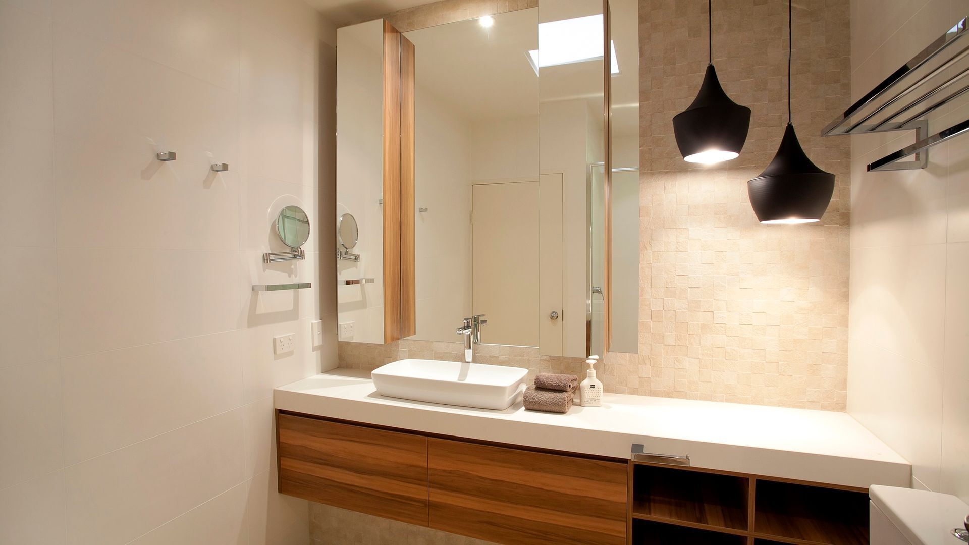 Spectacular Penthouse- Views & a short walk to Little Cove Beach — image 12