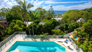Une piscine offrant une vue dégagée sur l’océan.
