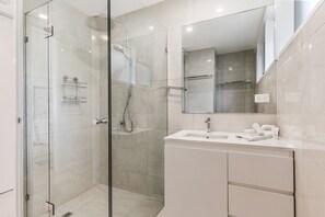 Douche, sèche-cheveux, serviettes fournies