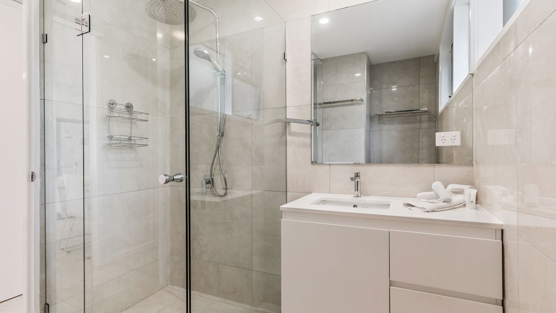 Little Cove Lodge 4 - Filtered views of Little Cove Beach & Laguna Bay — image 7