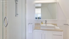 Shower, towels - Go for a swim, or cast a line (Noosaville)