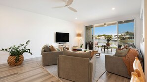 Smart TV, stereo - Townhouse 6 Sunseeker Close 26- Beautiful Waterfront townhouse (Noosaville)