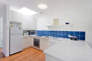 Dishwasher, cookware/dishes/utensils - Dolphins 2 Alderly Terrace 36 (Noosa Heads)