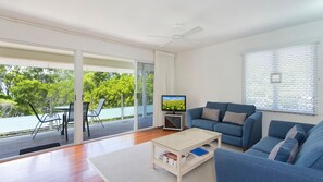 TV - Dolphins 2 - Beach Rd apartment with views of Laguna Bay (Noosa Heads)