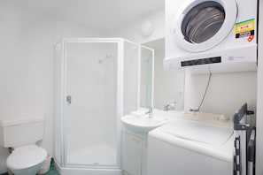 Combined shower/tub, towels - Dolphins 2 Alderly Terrace 36 (Noosa Heads)
