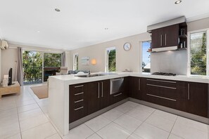 Oven, dishwasher, cookware/dishes/utensils