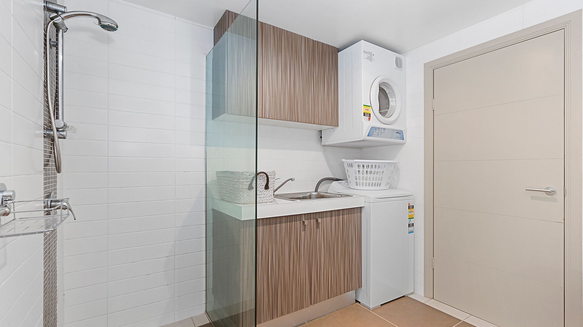 Front position in a small Boutique complex — image 8