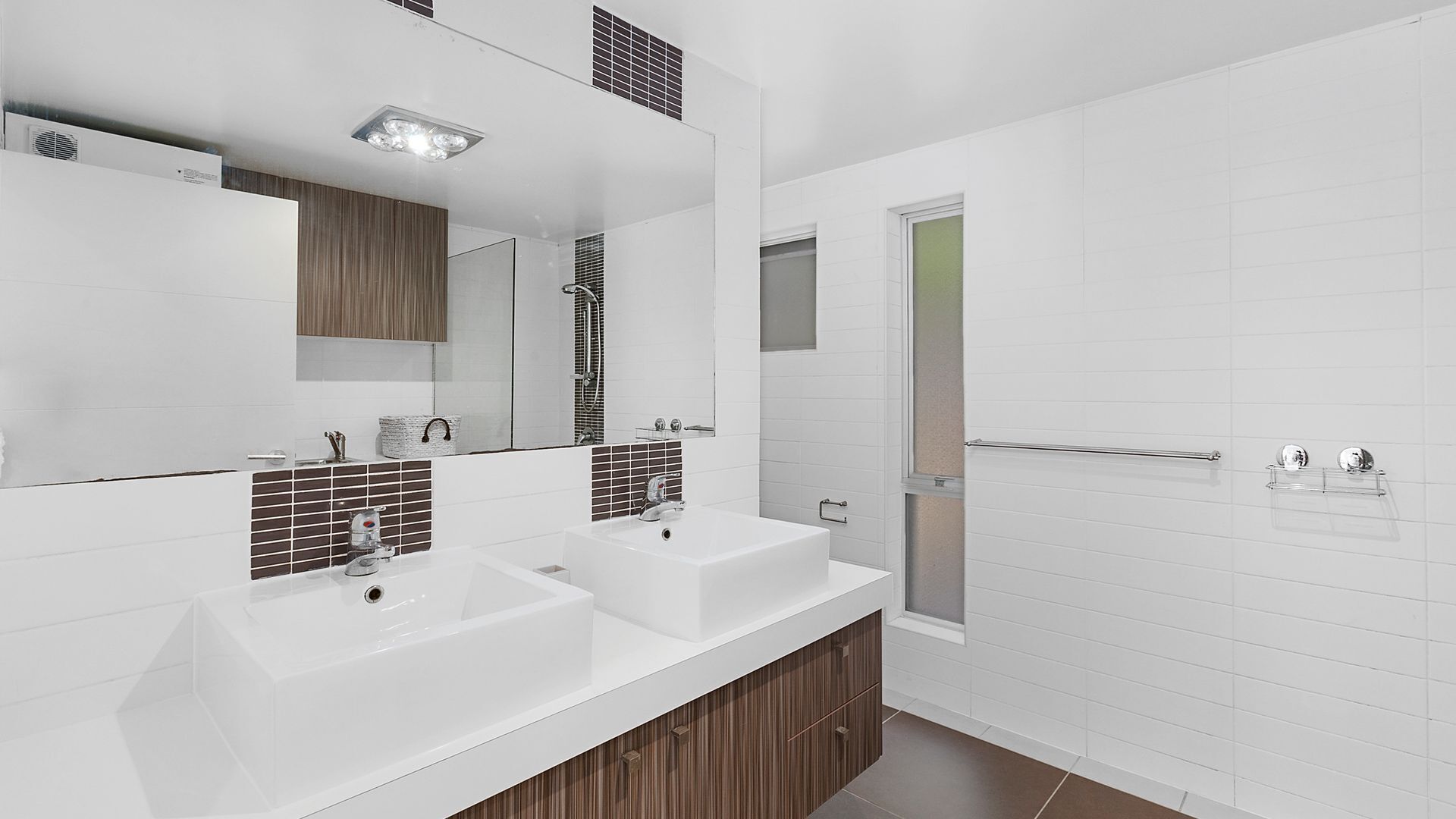 Front position in a small Boutique complex — image 9