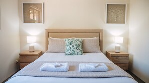 2 bedrooms, WiFi, bed sheets - Costa Del Sol 2- Directly opposite Little Cove Beach (Noosa Heads)