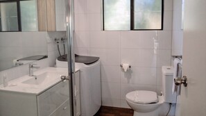Regadera, toallas, papel de baño 